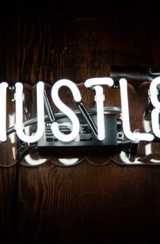 Неоновая надпись Hustle