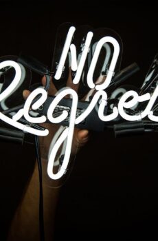 Неоновая надпись No regrets.