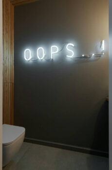 неоновая вывеска oops
