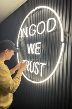 Неонова інсталяція «IN GOD WE TRUST»