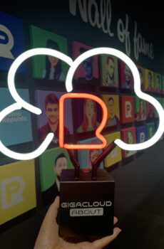 Брендований неоновий світильник «GigaCloud»